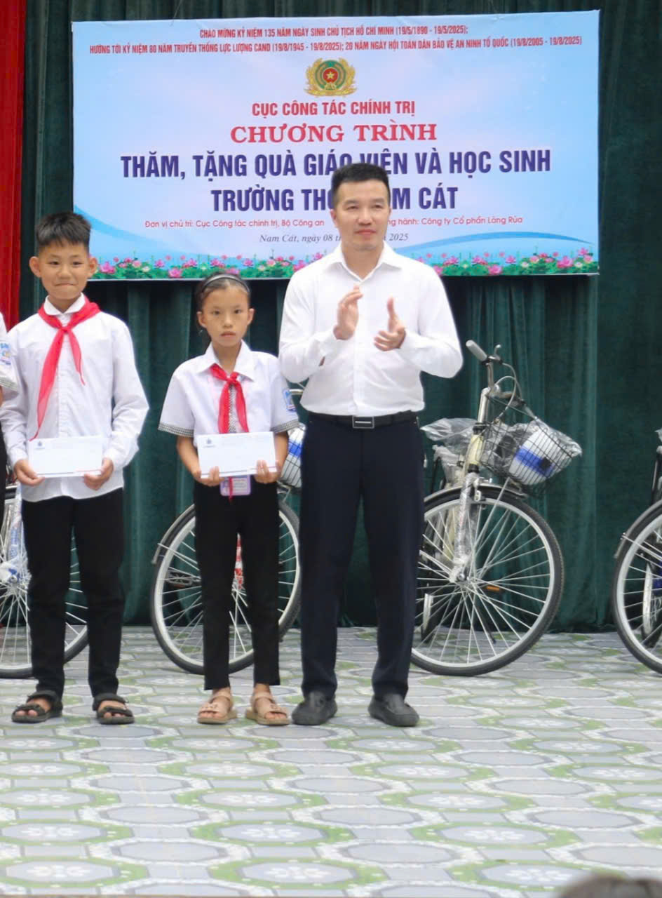 cong-ty-co-phan-lang-rua-dong-hanh-cung-cuc-cong-tac-chinh-tri-bo-cong-trong-hoat-dong-thien-nguyen-tai-que-huong-chu-tich-ho-chi-minh