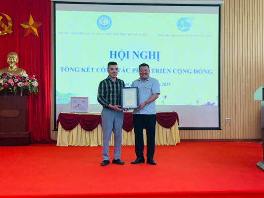 Ông Nguyễn Văn Triệu – Giám đốc Trung tâm Công tác xã hội và Quỹ Bảo trợ trẻ em Hà Nội trao thư cảm ơn Công ty CP Làng Rùa.