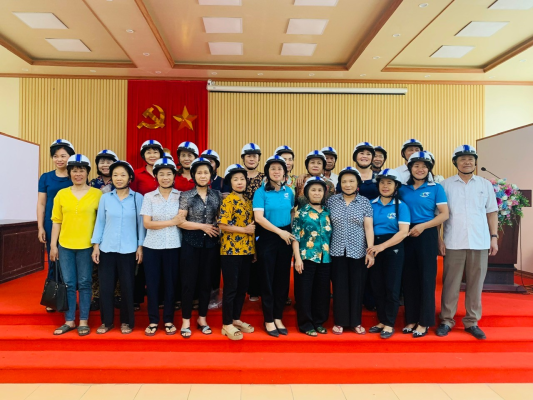Ông Nguyễn Văn Triệu – Giám đốc Trung tâm Công tác xã hội và Quỹ Bảo trợ trẻ em Hà Nội và ông Tạ Văn Hùng – Chủ tịch Hội đồng Quản trị Công ty CP Làng Rùa trao tặng 100 mũ bảo hiểm cho xã Tảo Dương Văn, huyện Ứng Hoà.
