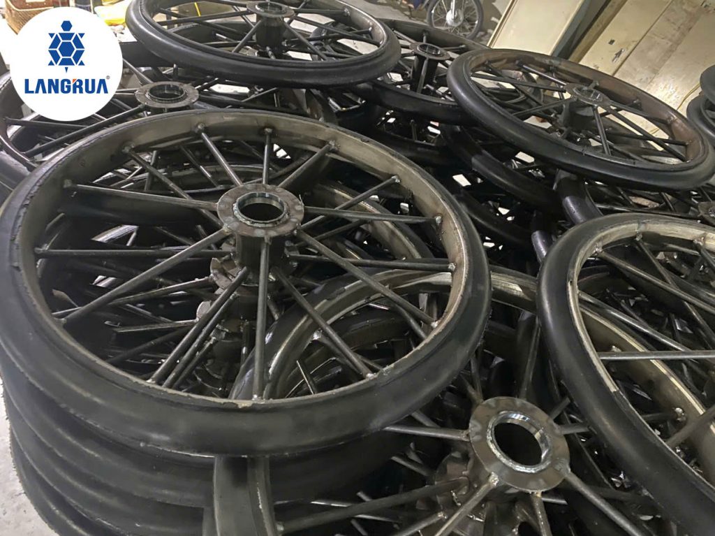 Xưởng sản xuất bánh xe bò của Cơ Khí Làng Rùa